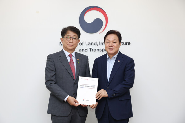 박완수 경남도지사는 27일 박상우 국토교통부 장관을 만나 경남지역 주요현안을 설명하고 협조 지원을 요청하고 있다. /경남도