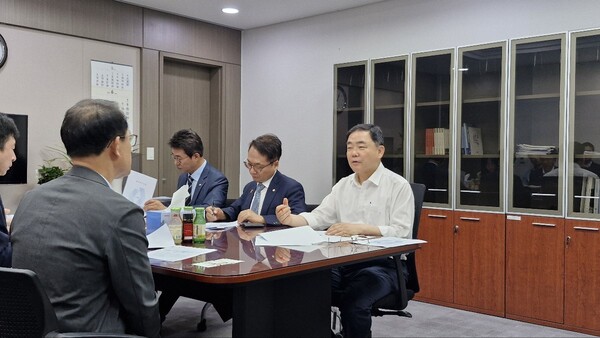 허성무(오른쪽) 국회의원과 노종면(민주당·인천 부평 갑)·박선원(민주당·인천 부평 을) 의원이 27일 국회 의원회관에서 산업은행 관계자들과 간담회를 하며 한국지엠 지분 유지와 확대, 공장 매각 저지 등에 필요한 노력을 주문하고 있다. /허성무 의원실