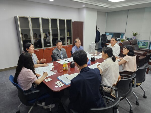 허성무 국회의원이 보좌진과 방위사업청 관계자들과 함께 방위사업청 지청 설립 관련 협력 협의를 하고 있다. /허성무 의원실