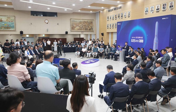 박완수 경남도지사는 후반기 첫 일정을 도민과의 대화로 시작했다. 1일 도청에서 도민을 초청해 정책 제안을 들었다.  /경남도