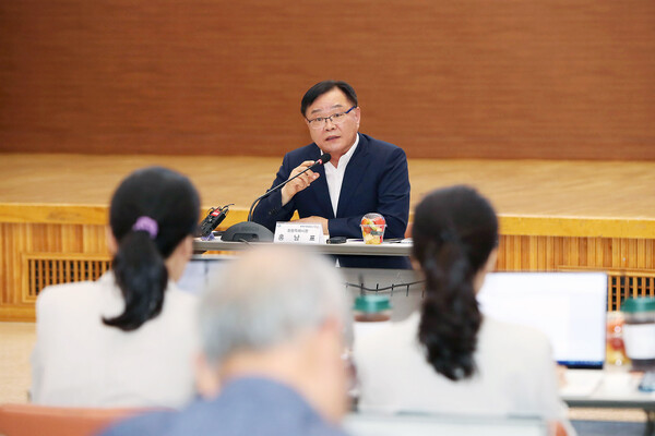 홍남표 창원시장이 1일 시청에서 기자간담회를 열고 민선8기 후반기 시정운영 방향을 발표한데 이어 기자 질문에 답변하고 있다. /창원시