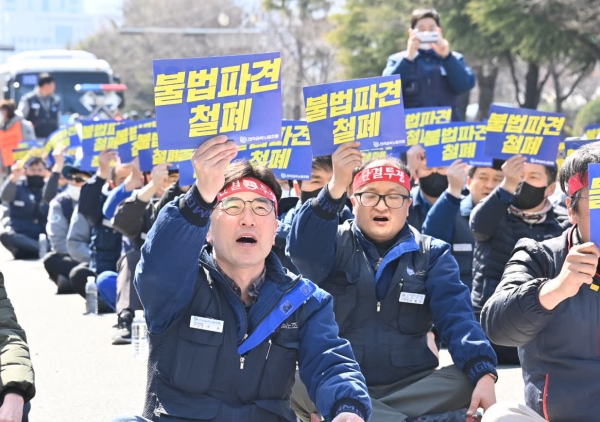 전국금속노조동조합 경남지부, 인천지부, 한국GM지부가 주최한 '한국GM 불법파견 범죄은폐, 일방적 발탁채용 규탄’ 금속노조 결의대회가 지난 3월 3일 오후 창원시 성산구 고용노동부 창원고용노동지청앞에서 열리고 있다. /경남도민일보 DB