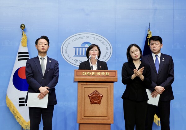 정혜경(가운데) 진보당 의원이 김영호 민주당 의원, 김준형 조국혁신당 의원과 지난 2일 국회 소통관에서 ‘대남·대북전단 중지, 한반도 평화를 위한 국회 결의안’ 동참과 통과를 촉구하는 기자회견을 하고 있다. /정혜경 의원실