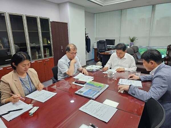 허성무 국회의원이 지난 3일 국회 의원회관에서 환경부 관계자와 만나 낙동강 녹조 문제 해결을 위한 낙동강 보 개방 관련 협의를 하고 있다. /허성무 의원실