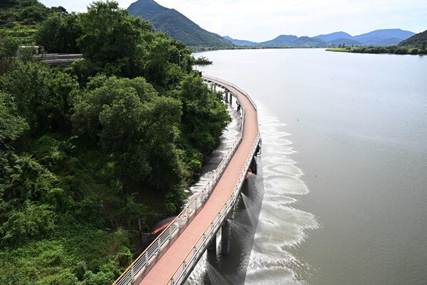 지난달 25일 오후 창원시 의창구 본포1양수장에 녹조 예방을 위해 물을 뿌리고 있다. /김구연 기자