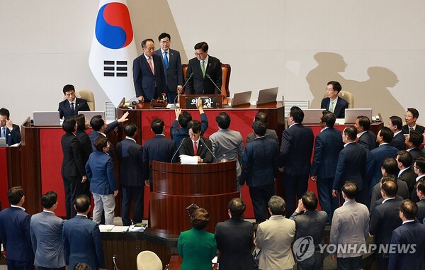 지난 4일 오후 서울 여의도 국회에서 열린 본회의에서 국민의힘 의원들이 무제한토론(필리버스터) 24시간 경과 후 중단을 요구한 우원식 국회의장에게 항의하고 있다. /연합뉴스