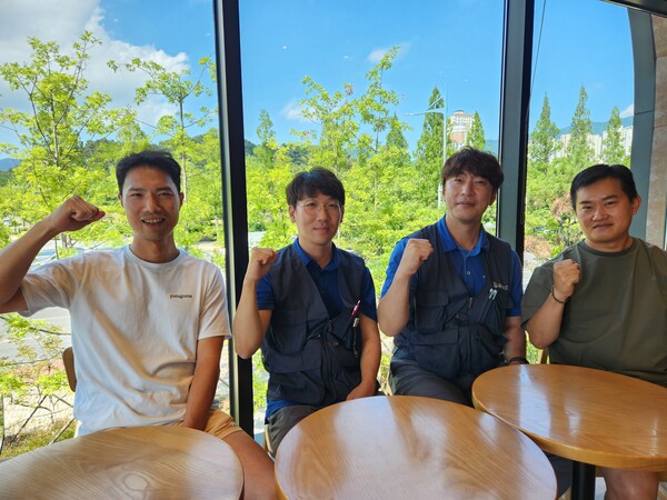 현대위아 불법파견 소송단에 참여하는 (왼쪽부터)서정호·이병조·김진형·이춘협 씨가 지난 4일 현대위아 창원공장 인근 카페에서 주먹을 쥐어 보이고 있다. /박신 기자