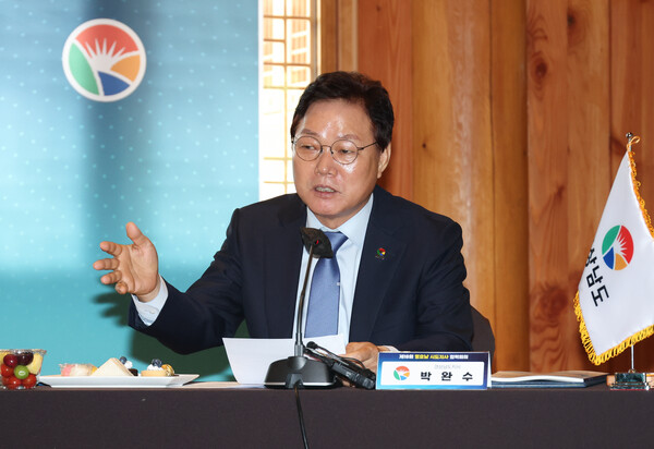 영호남 8개 광역자치단체장은 8일 경북도 무주군에서 '18회 영호남 시도지사 협력회의'를 열고 상생협력하기로 했다. 박완수 경남도지사는 차기 의장으로 선출됐다. /경남도