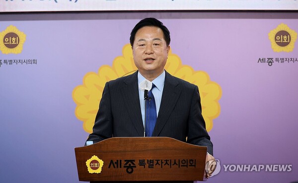 더불어민주당 김두관 전 의원이 9일 오전 세종특별자치시의회에서 민주당 당 대표 출마 기자회견을 하고 있다. /연합뉴스