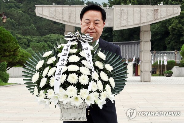 더불어민주당 김두관 당대표 후보가 9일 오후 광주 북구 운정동 국립 5·18 민주묘지에서 참배하고 있다. /연합뉴스