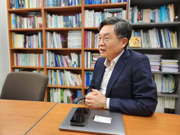 김윤 서울대학교 의과대학 의료관리학과 교수가 지난해 12월 15일 서울대 의과대학 연구실에서 와 인터뷰 하고 있다. /경남도민일보 DB