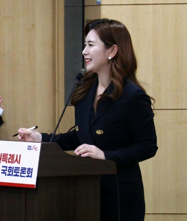 지난해 11월 국회에서 창원시 의과대학 설립 국회토론회를 진행하는 임현정 아나운서. /임현정