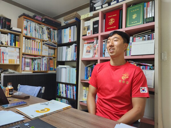전태욱 해병대 예비역연대 조직국장이 지난 12일 김해 한 아파트 공부방에서 인터뷰하고 있다. /박신 기자