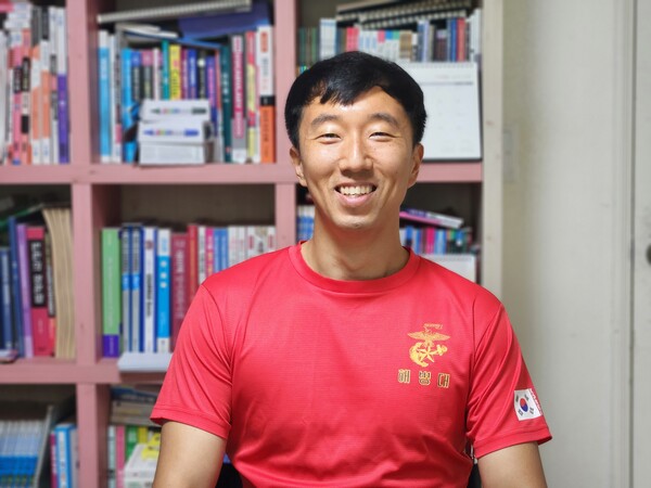 전태욱 해병대 예비역연대 조직국장이 지난 12일 김해 한 아파트 공부방에서 인터뷰하고 있다. /박신 기자