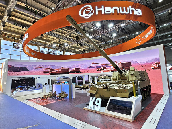 2024 사우디 국제방산전시회에서 한화에어로스페이스가 K9 자주포를 선보이고 있다. /한화에어로스페이스