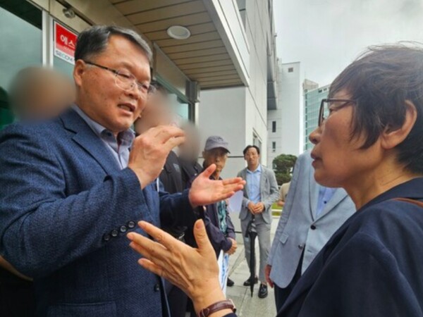 이경희 일본군위안부할머니와함께하는마창진시민모임 대표와 김승용 창원시 시민소통담당관이 18일 오후 창원시청 본관 뒷문에서 언쟁하고 있다. /최석환 기자