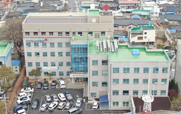 거창적십자병원(원장 최준)이 25일부터 비뇨의학과를 임시 개설해 진료한다. 거창적십자병원 모습. /경남도민일보DB