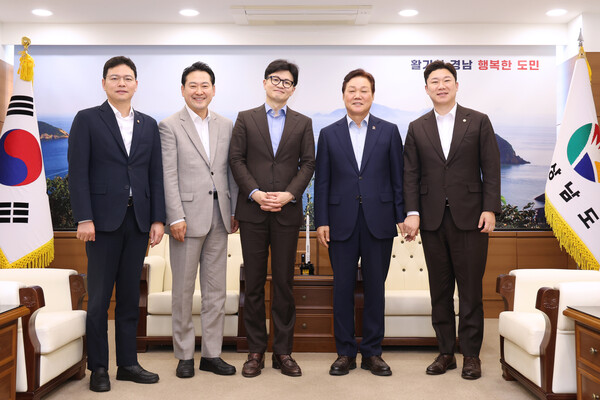 한동훈 국민의힘 당 대표 후보는 21일 경남도청에사 박완수 경남도지사와 회동했다. /경남도