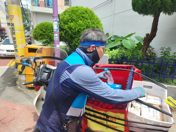 남용진 집배원이 창원시 의창구 소답동 일대에서 우편물을 배송하고 있다. /박신 기자