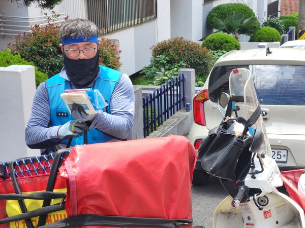 남용진 집배원이 창원시 의창구 소답동 일대에서 우편물을 배송하고 있다. /박신 기자