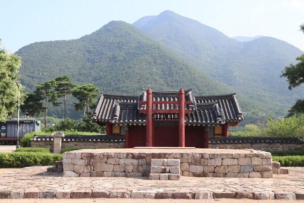 가야진사 앞 제단. 삼국시대부터 낙동강 나루터신(용신)에게 제사를 지내던 곳으로 조선시대 자료를 토대로 복원했다. /이서후 기자 