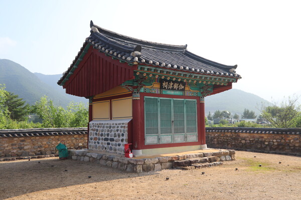 가야진사 건물. 삼국시대부터 낙동강 나루터신(삼용신)을 모시는 제당이다. /이서후 기자 