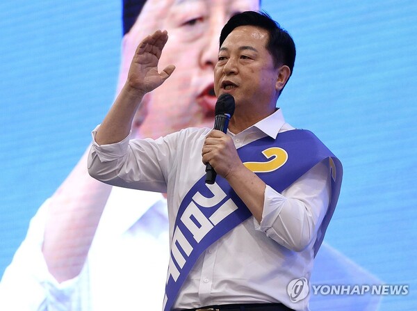 더불어민주당 김두관 당 대표 후보가 지난 21일 대구 북구 엑스코에서 열린 당 대표·최고위원 후보자 합동연설회에서 정견 발표하고 있다. /연합뉴스