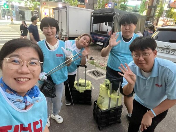 진보당 창원의창지역위원회 당원들이 쓰레기 주으며 걷기(줍깅) 등 환경정화 활동을 펼치고 있다. /정혜경 의원 블로그