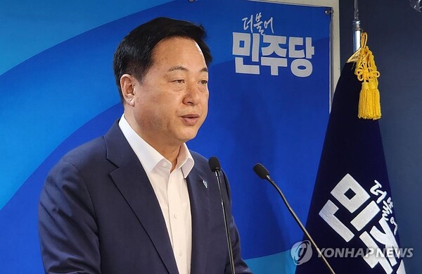 더불어민주당 김두관 당대표 후보가 24일 오전 서울 영등포구 더불어민주당사에서 긴급 기자회견을 열고 발언하고 있다. /연합뉴스