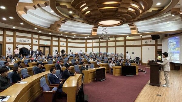 남해안 관광 진흥 정책토론회가 24일 오후 국회 의원회관 제1소회의실에서 열리고 있다. 권향엽 국회의원이 축사를 하고 있다. /최형두 의원실