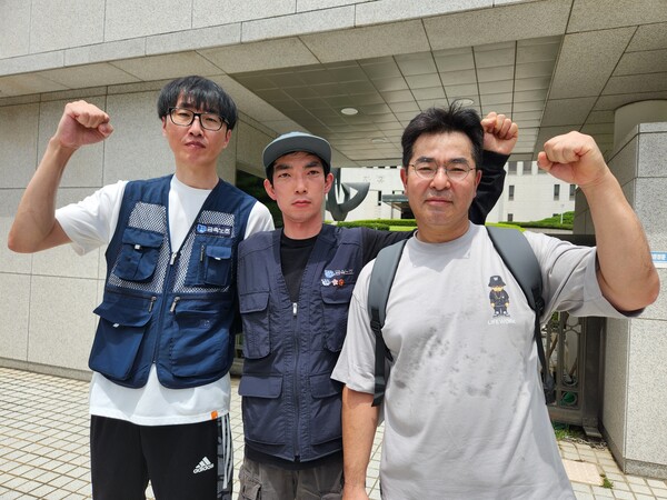 (왼쪽부터)노지영·조연재·심재영 한국지엠 창원공장 비정규직지회 조합원이 25일 서울 서초동 대법원 앞에서 투쟁을 외치고 있다. /박신 기자