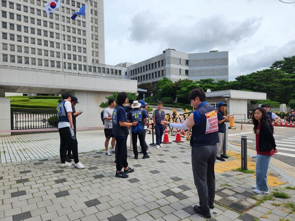 한국지엠 창원공장 비정규직지회 조합원들이 25일 오전 대법원 선고를 앞두고 서울 서초동 대법원 정문으로 모이고 있다. /박신 기자