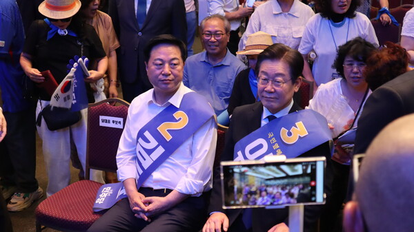 김두관(왼쪽), 이재명 더불어민주당 당 대표 후보가 27일 창원컨벤션센터에서 경남 경선 결과를 기다리고 있다. /최환석 기자