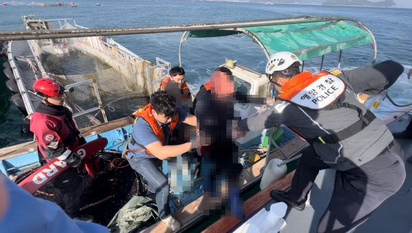 지난해 통영해양경찰서가 마약을 유통한 외국인 일당을 해상에서 검거하고 있다. /통영해양경찰서