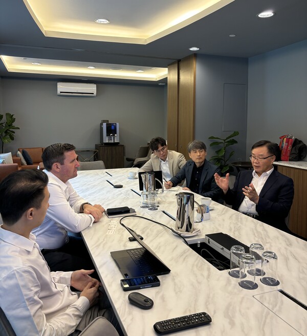 홍남표(오른쪽) 창원시장이 지난 26일 싱가로프에 있는 아시아 최고 마리나 시설 '원 디그리 피프틴 마리나(ONE°15 Marina)'을 방문하고, 마리나 운영사인 에스유티엘(SUTL) 그룹 관계자를 만나 창원 해양관광산업 육성방안을 협의하고 있다. /창원시