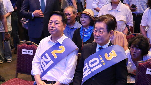 김두관(왼쪽), 이재명 더불어민주당 당 대표 후보가 27일 창원컨벤션센터에서 경남 경선 결과를 기다리고 있다. /최환석 기자