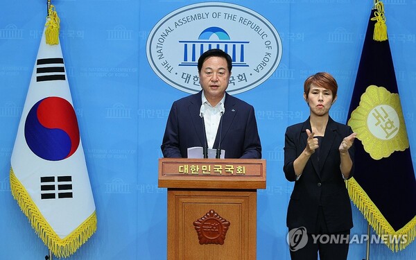 더불어민주당 김두관 당대표 후보가 29일 오전 국회 소통관에서 민생경제 대연정 제안 기자회견을 하고 있다. /연합뉴스