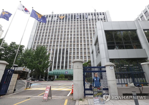 전국경찰직장협의회가 29일 오전 서울 서대문구 경찰청 앞에서 '경찰관 사망사건 관련 대책을 촉구하는 1인 시위를 하고 있다. /연합뉴스