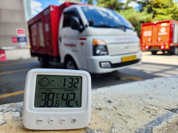 30일 오후 창원시 의창구 홈플러스 창원점 물류 입고장 인근 온도계가 그늘 임에도 38.6도를 가리키고 있다. /박신 기자