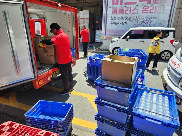한 배송기사가 30일 오후 창원시 의창구 홈플러스 창원점 물류 입고장에서 물품을 적재하고 있다. 상자에 무게가 꽤 나가는 물 등이 담겨 있다. /박신 기자