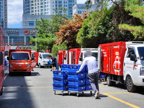 한 배송 기사가 30일 오후 창원시 의창구 홈플러스 창원점 물류 입고장에서 물품을 실은 손수레를 밀고 있다. /박신 기자