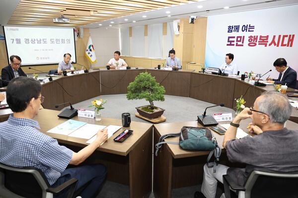 박완수 경남도지사와 지역 환경단체 활동가.환경분야 전문가 등 도민 8명은 30일 도청에서 ‘7월 도민회의’를 했다. /경남도