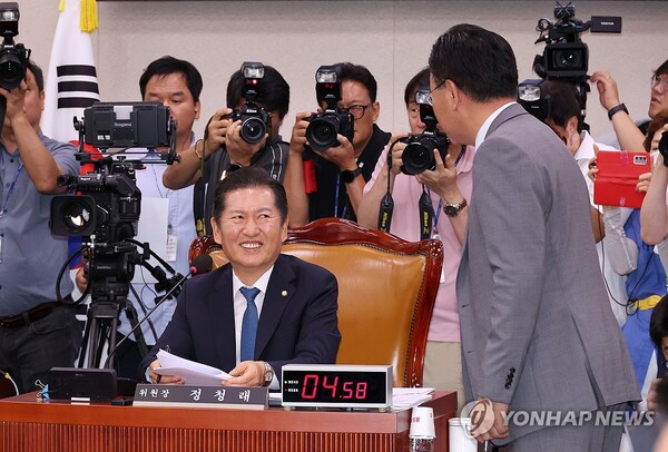 31일 오전 국회에서 열린 법제사법위원회 전체회의에서 간사인 국민의힘 유상범 의원이 더불어민주당 소속 정청래 위원장의 의사진행과 관련해 항의하고 있다. /연합뉴스