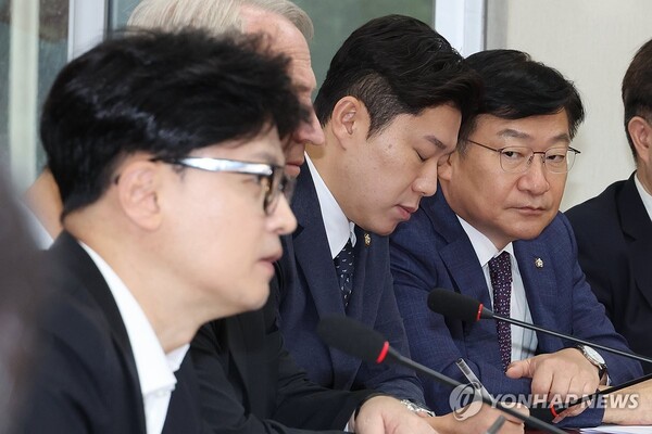 국민의힘 정점식 정책위의장이 29일 오전 서울 여의도 국회에서 열린 최고위원회의에서 한동훈 대표의 발언을 듣고 있다. /연합뉴스