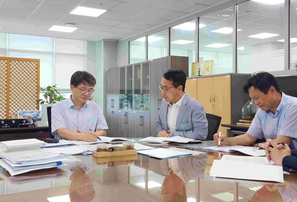 최만림(가운데) 도 행정부지사는 1일 기획재정부를 찾아 도 주요 현안 사업 국비 지원을 요청했다. /경남도