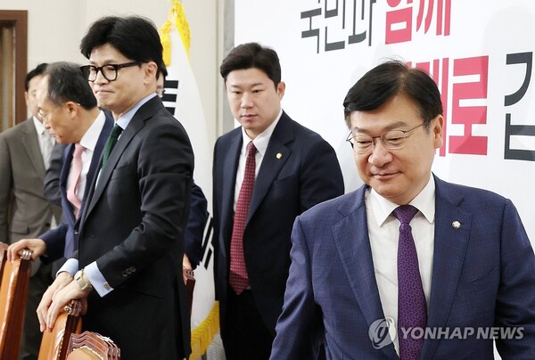 국민의힘 정점식 정책위원회 의장(오른쪽)이 1일 오전 국회에서 열린 최고위원회의에 입장하고 있다. /연합뉴스