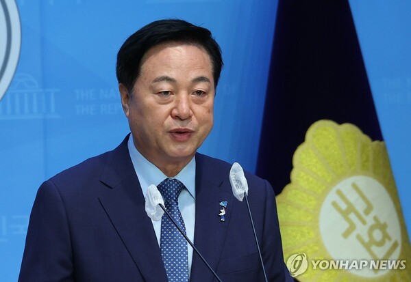 더불어민주당 김두관 당대표 후보가 5일 오전 서울 여의도 국회 소통관에서 한반도 평화 위기에 대한 정책 제안 기자회견을 하고 있다. /연합뉴스