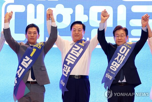 지난 4일 오전 광주 서구 김대중컨벤션센터에서 열린 더불어민주당 당 대표·최고위원 후보자 합동연설회에서 김지수(왼쪽부터), 김두관, 이재명 등 3명의 당 대표 후보가 인사하고 있다. /연합뉴스