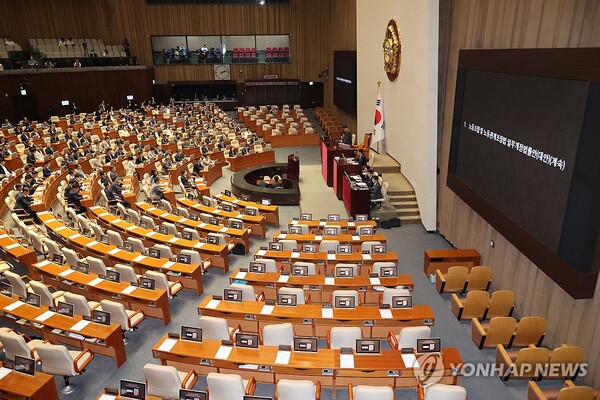 노란봉투법'(노동조합·노동관계조정법 개정안)에 대한 표결이 진행된 5일 국회 본회의장에 여당 의원들의 자리가 비어 있다. /연합뉴스