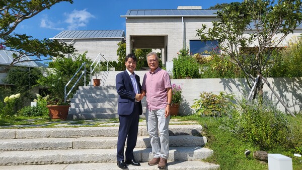 송순호(왼쪽) 신임 더불어민주당 경남도당 위원장이 지난 2일 양산 평산마을을 방문해 문재인 전 대통령을 예방하고 있다. /더불어민주당 경남도당